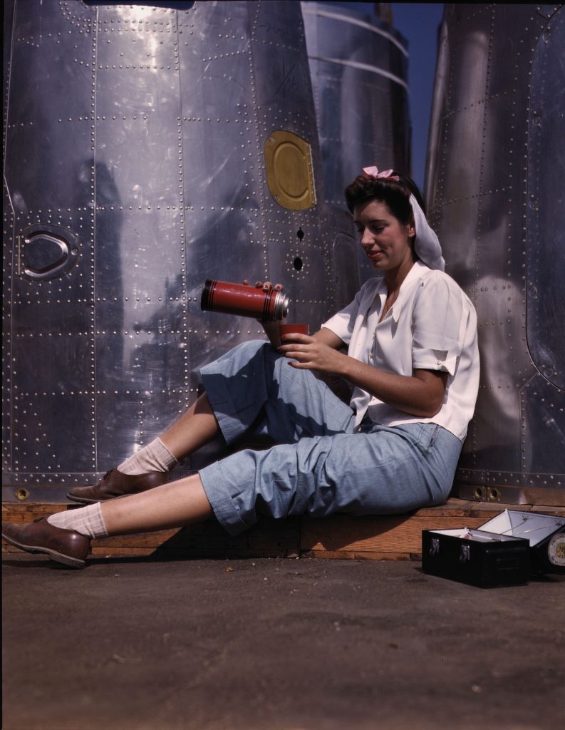 Worker Takes Lunch Break At Douglas Aircraft Company – Women Of World